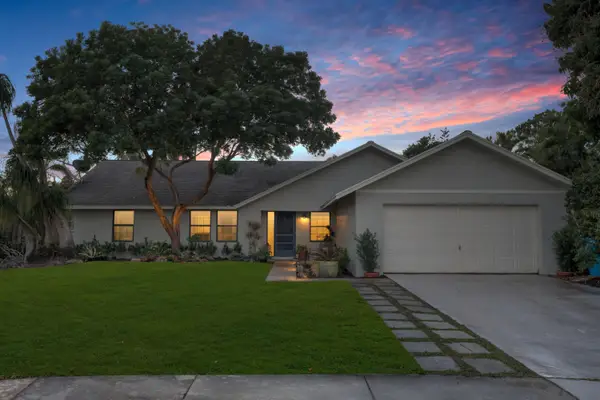 26 Cedar Circle, Boynton Beach, FL 33436