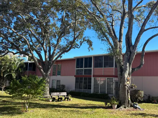 24 Golfs Edge #D, West Palm Beach, FL 33417