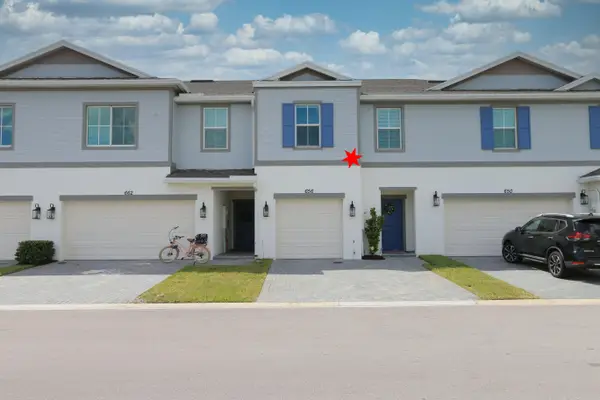 656 NE Waters Edge Lane, Port St Lucie, FL 34983