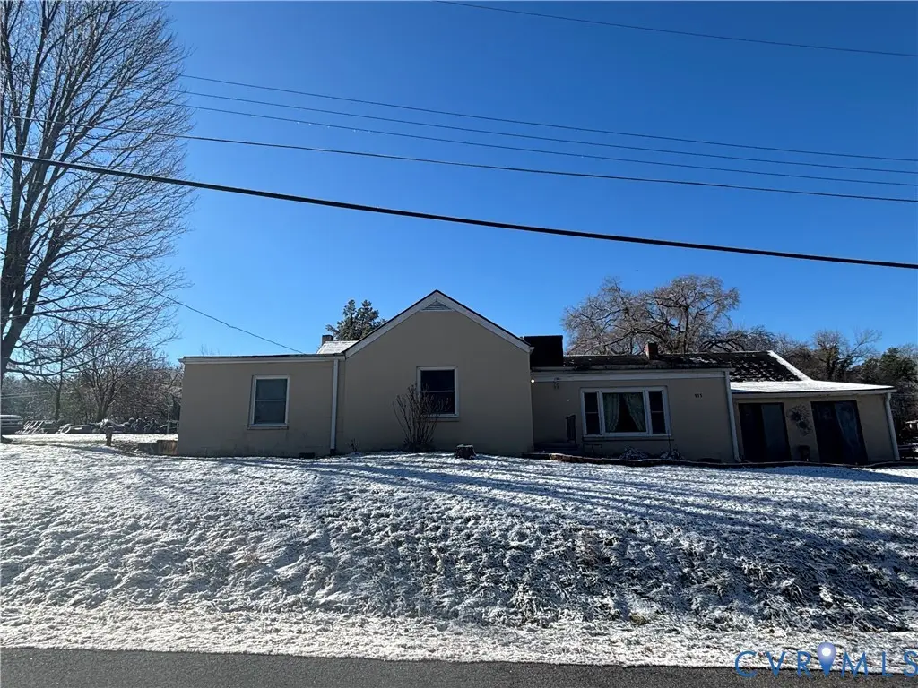 915 W Carolina Avenue, Crewe, VA 23930 - #1