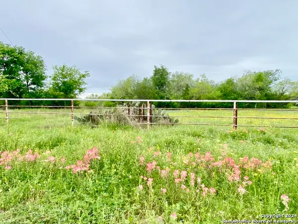 210 Shamrock Dr, Floresville, TX 78114