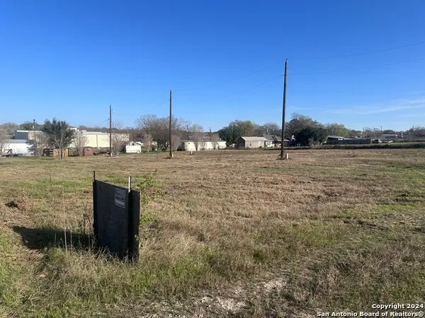 610 S 8th St, Stockdale, TX 78160