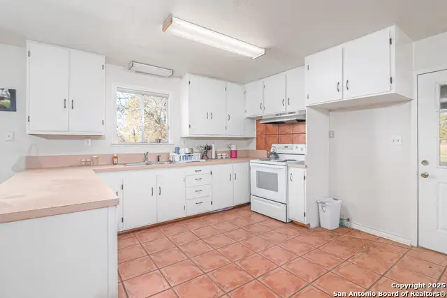 847 Littlehorn Ln, Stockdale, TX 78160 - #3