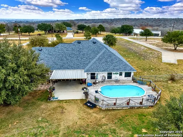 1120 Country View Dr, La Vernia, TX 78121