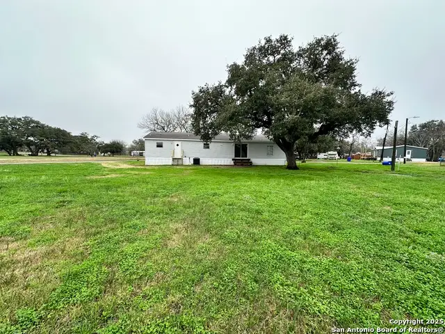 410 Henrietta, Yoakum, TX 77995 - Image #3