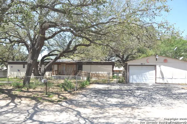 707 Devine, Devine, TX 78016 - #2