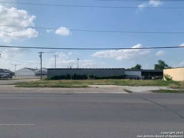 124 W Kingsbury, Seguin, TX 78155