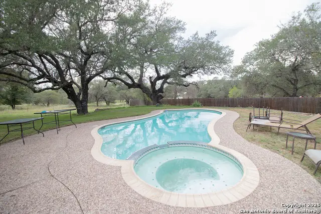 797 Killarney Rd, Floresville, TX 78114 - Image #2