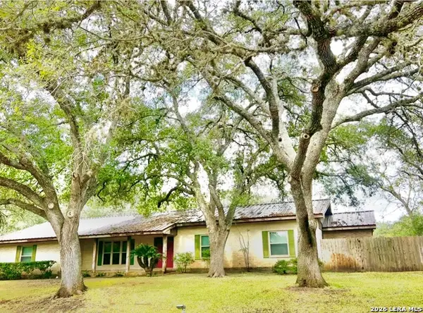 40 Encino Loma, Beeville,  78102