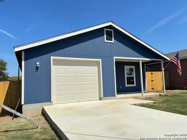 704 E 5th, Nixon, TX 78140 - Image #2