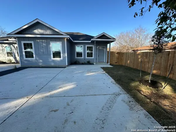 810 E Baxter St, Seguin, TX 78155