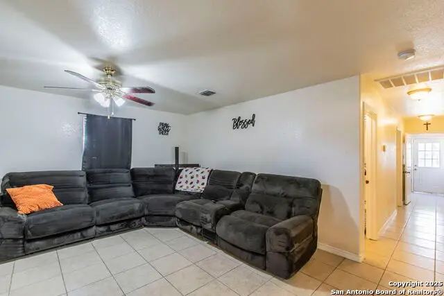 202 S Willow St, Pearsall, TX 78061 - Image #3