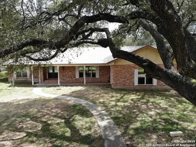 341 W Malone Dr, Devine, TX 78016 - Image #1