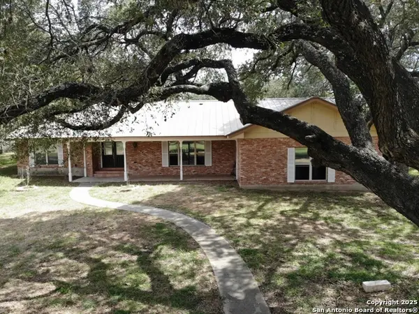 341 W Malone Dr, Devine, TX 78016