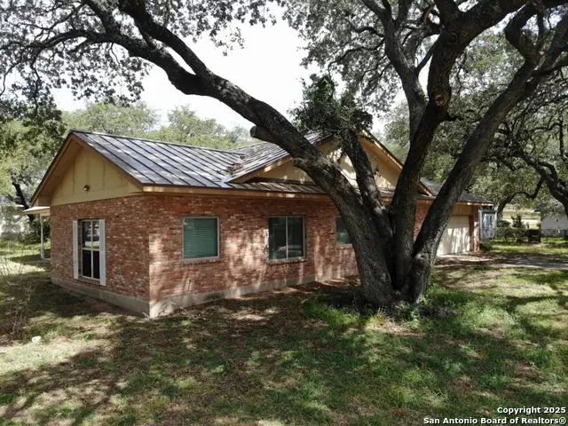 341 W Malone Dr, Devine, TX 78016 - Image #2