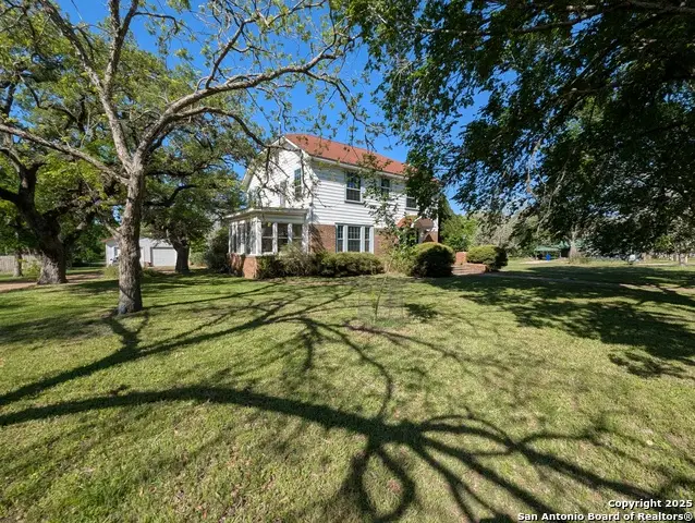 1002 E Gonzales, Yoakum, TX 77995 - Image #3