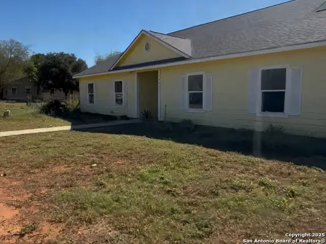 1006 E Taft St, Pearsall, TX 78061 - Image #1