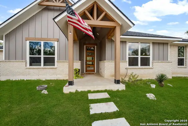 558 County Road 7713, Devine, TX 78016 - Image #1