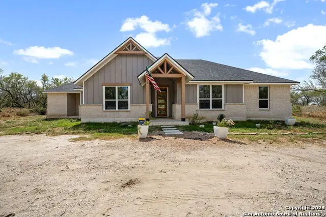 558 County Road 7713, Devine, TX 78016 - Image #2
