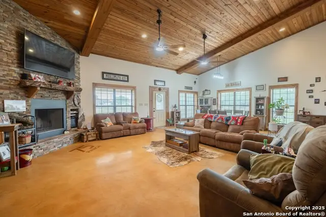 462 Co Rd 763 B, Devine, TX 78016 - Image #2