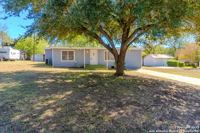 1010 F St, Floresville, TX 78114 - Image #1