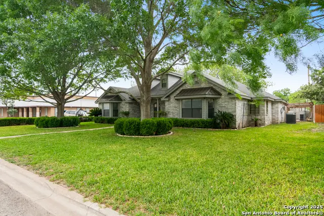 109 Weeping Willow, Uvalde, TX 78801 - Image #3