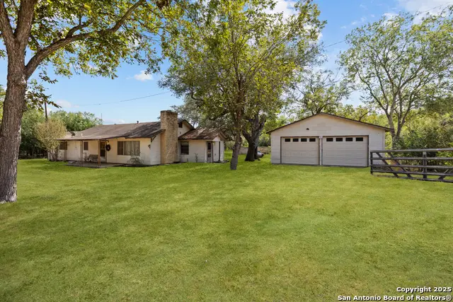 663 County Road 664, Devine, TX 78016 - Image #2