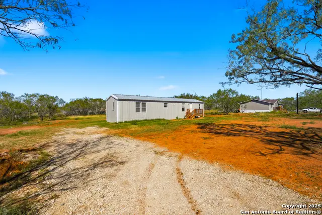 192 Country View Ln, Floresville, TX 78114 - Image #2