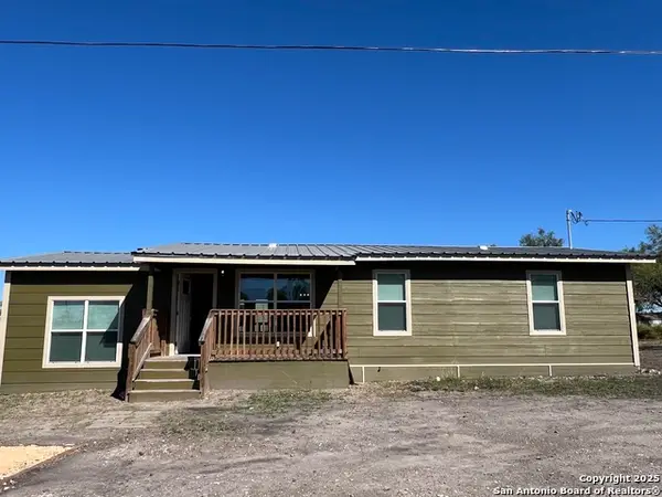 516 Schleicher, Karnes City, TX 78118