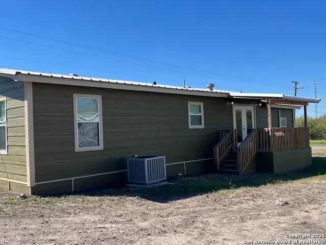 516 Schleicher, Karnes City, TX 78118 - Image #3