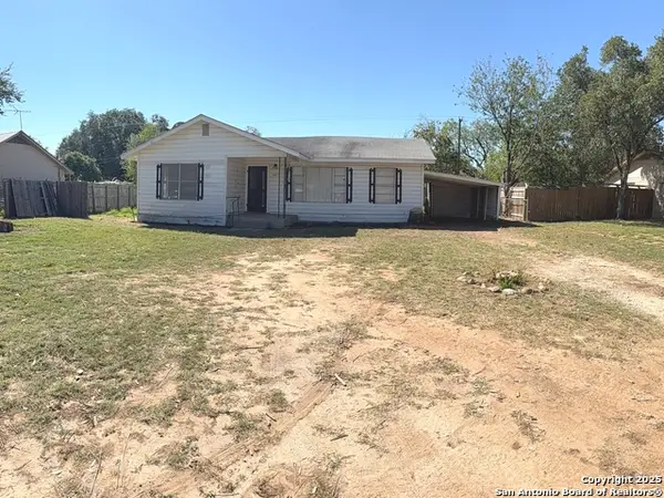 907 Dove Ave, Devine, TX 78016
