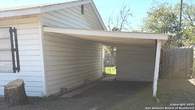 907 Dove Ave, Devine, TX 78016 - Image #2