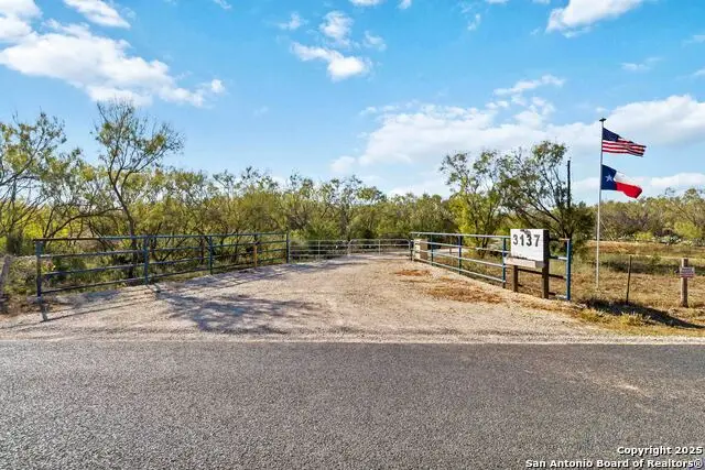 3137 County Road 5710, Devine, TX 78016 - Image #1