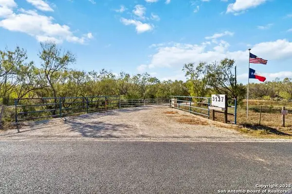 3137 County Road 5710, Devine, TX 78016