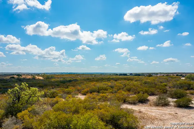 840 County Road 652, Devine, TX 78016 - Image #1