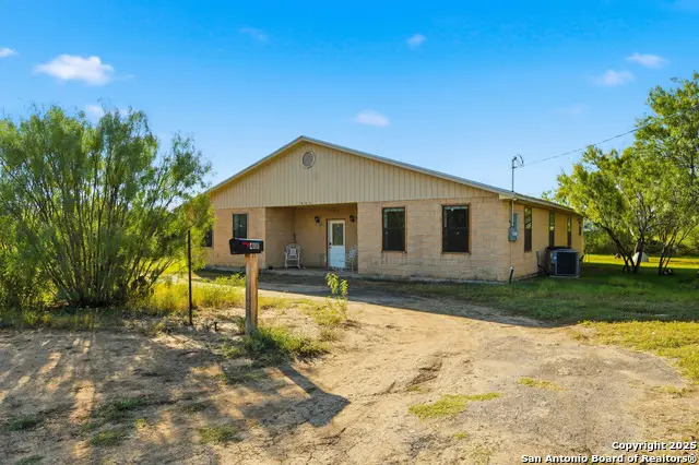 411 W Daniel, Uvalde, TX 78801 - Image #3