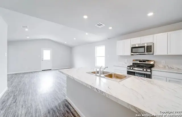 300 Mariposa Lane, Kenedy, TX 78119 - Image #3