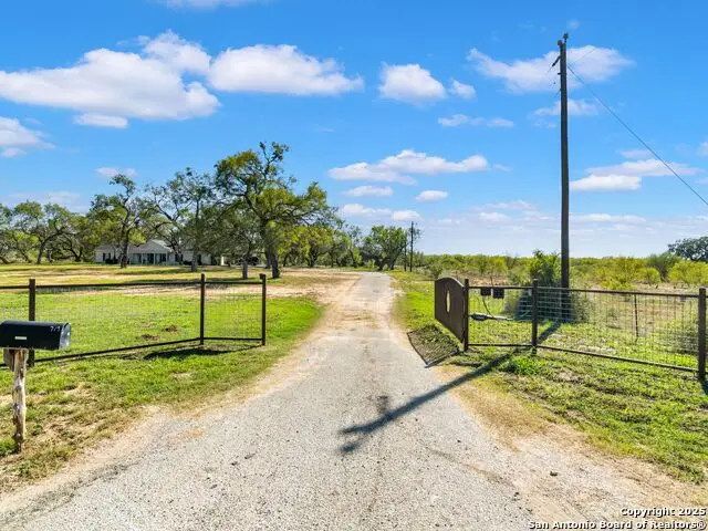 719 County Road 653, Devine, TX 78016 - Image #3
