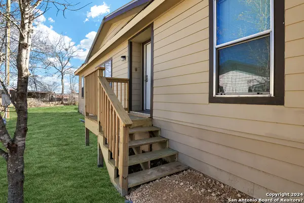 18066 La Gloria Rd, Elmendorf, TX 78112