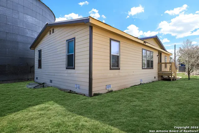 18066 La Gloria Rd, Elmendorf, TX 78112 - Image #2