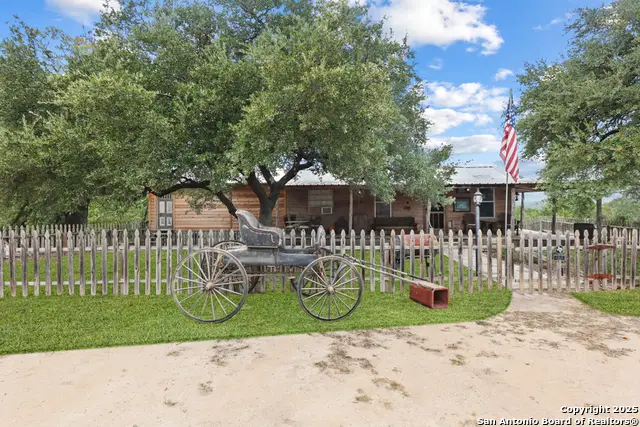 596 Oakridge Ln, Pipe Creek, TX 78063 - Image #2