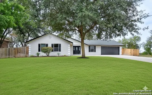 300 Ridge Crest Dr, Seguin, TX 78155 - Image #2