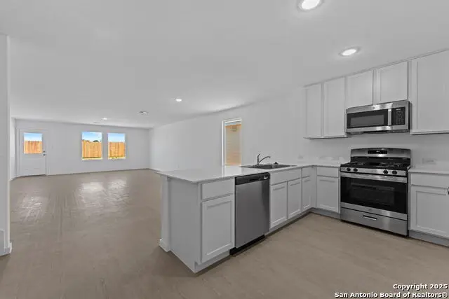 121 Oak Hurst Dr, Floresville, TX 78114 - Image #2