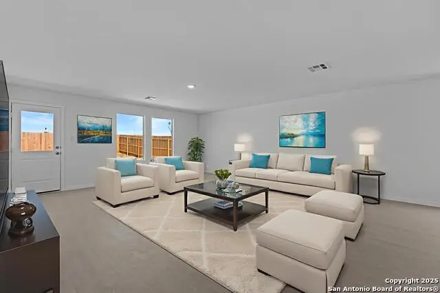 121 Oak Hurst Dr, Floresville, TX 78114 - Image #3