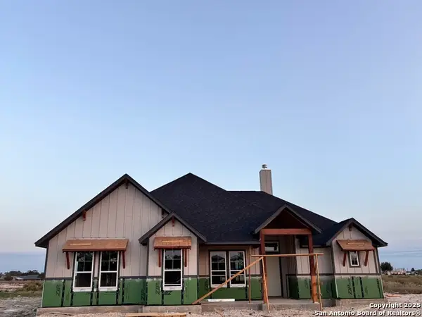 171 Pradera Ridge Drive, Floresville, TX 78114