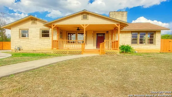 912 4th St, Floresville, TX 78114