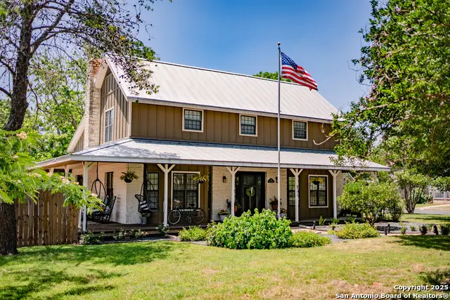 611 W Burbank St, Fredericksburg, TX 78624 - Image #1