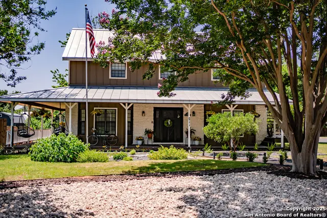 611 W Burbank St, Fredericksburg, TX 78624 - Image #2