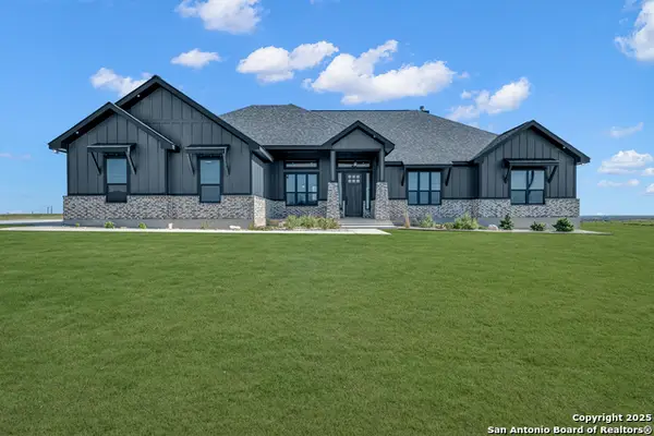 111 Sunset Dr, La Vernia, TX 78121