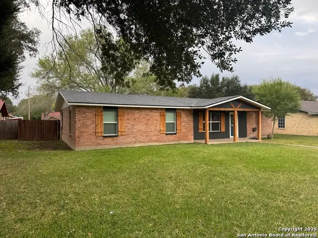 121 Larkspur, Uvalde, TX 78801 - Image #1